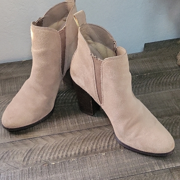 Michael Kors Women's Tan Suede Ankle Boots size 8 - Picture 4 of 9